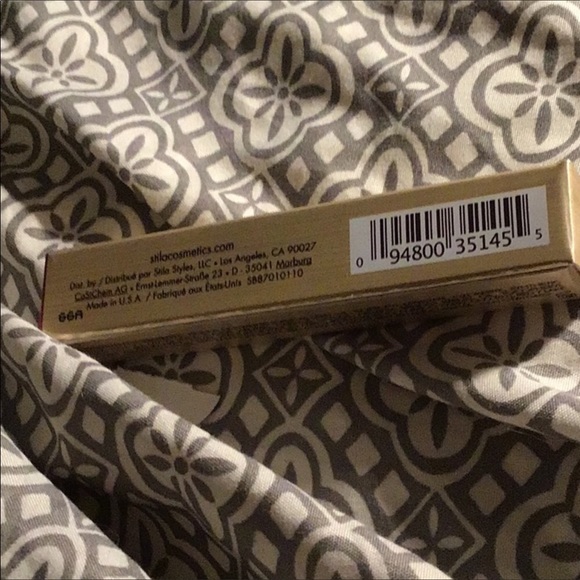 Stila Matte’ifficent Lipstick Bisou Matte Glam New classic red - Picture 7 of 9